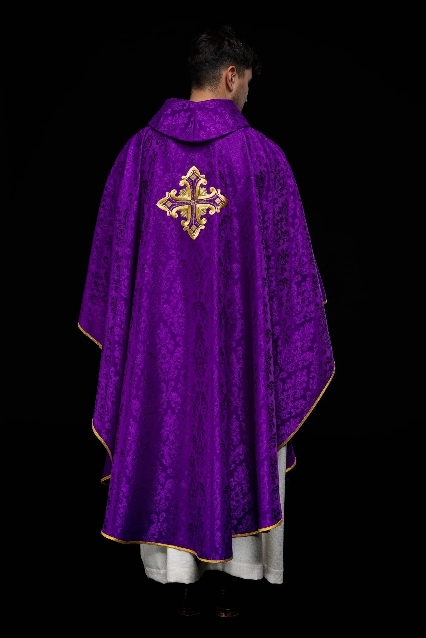 Purple chasuble with a cross made of patterned fabric - Image 7