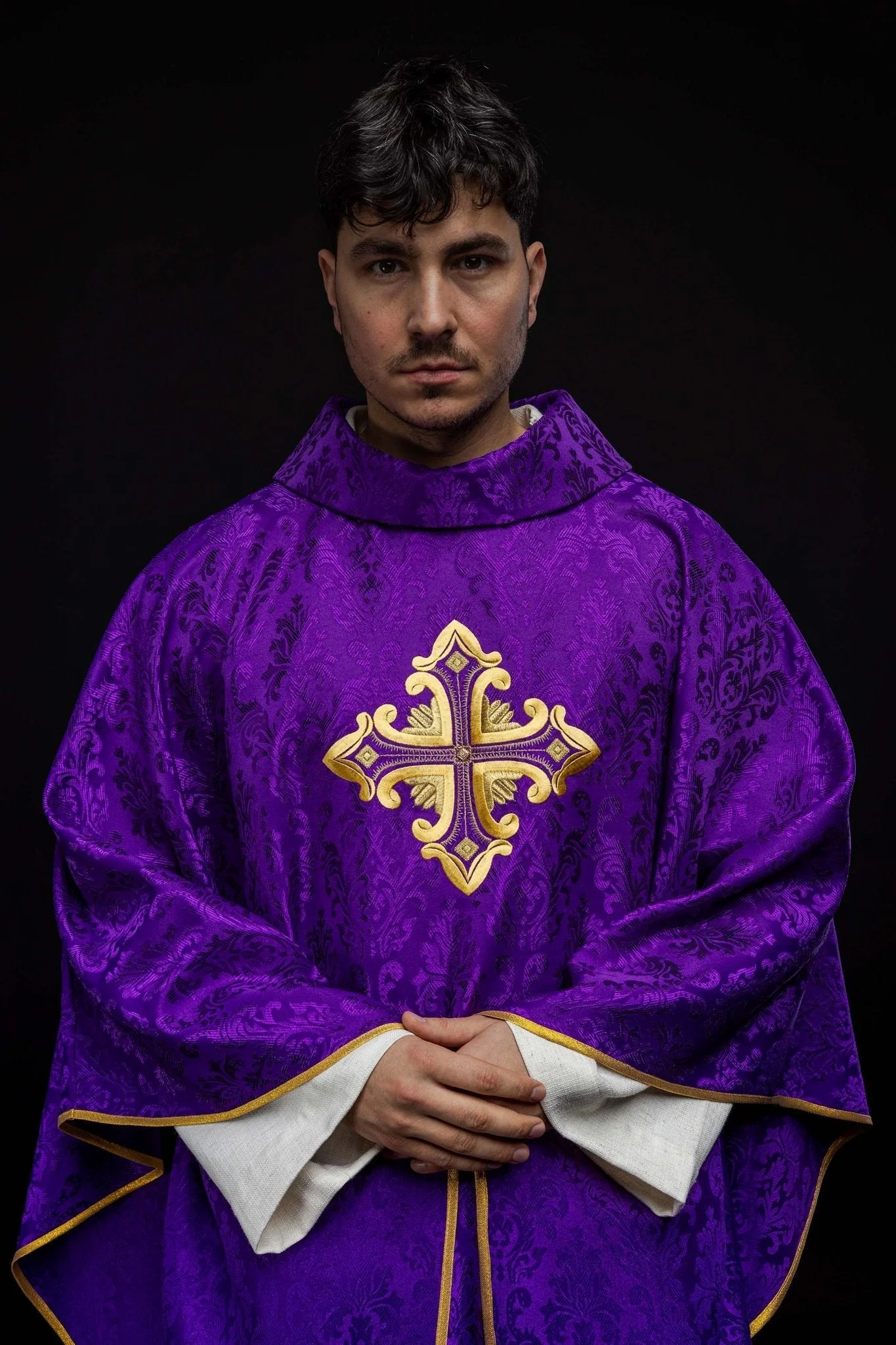 Purple chasuble with a cross made of patterned fabric - Image 9