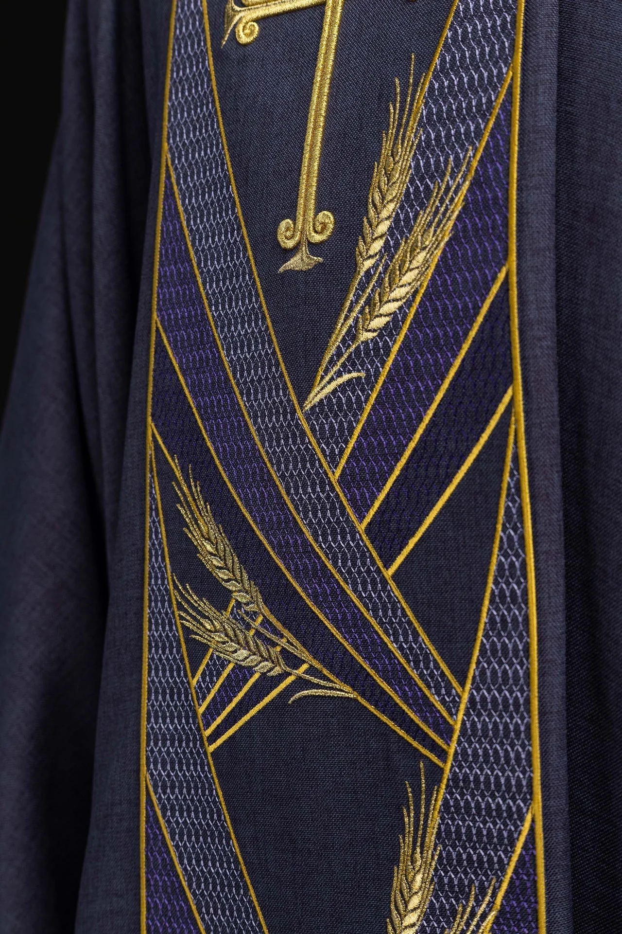 Purple chasuble with an embroidered Pax band - Image 4