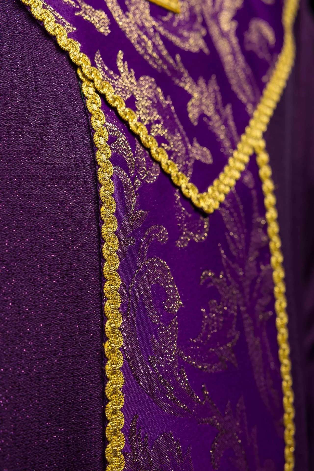 Purple Chasuble with Cross Adorned with Jacquard Fabric - Image 4