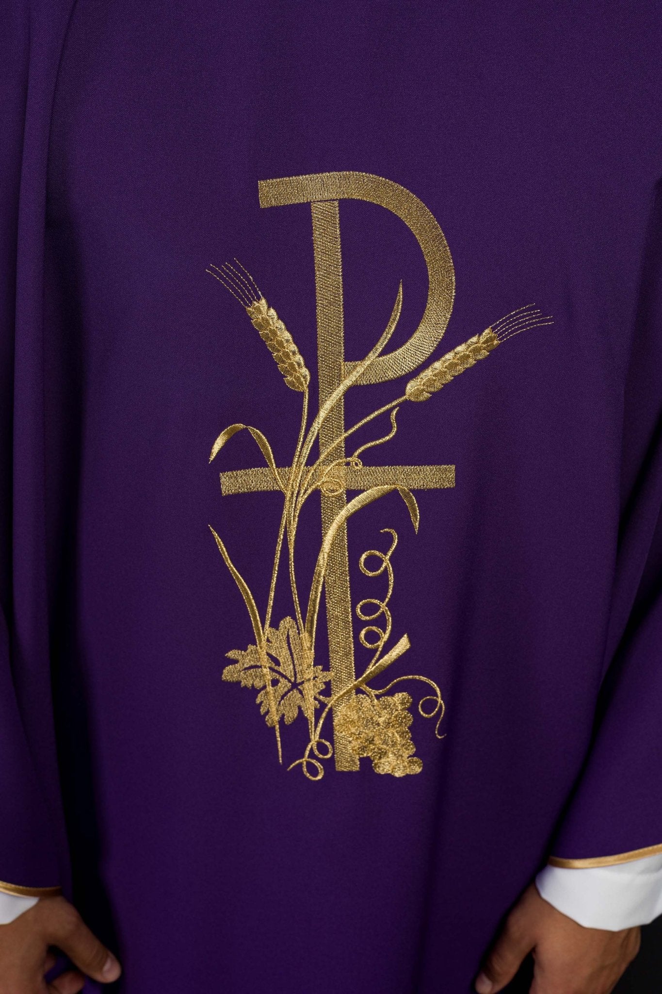 Purple chasuble with golden cross embroidery - Image 3
