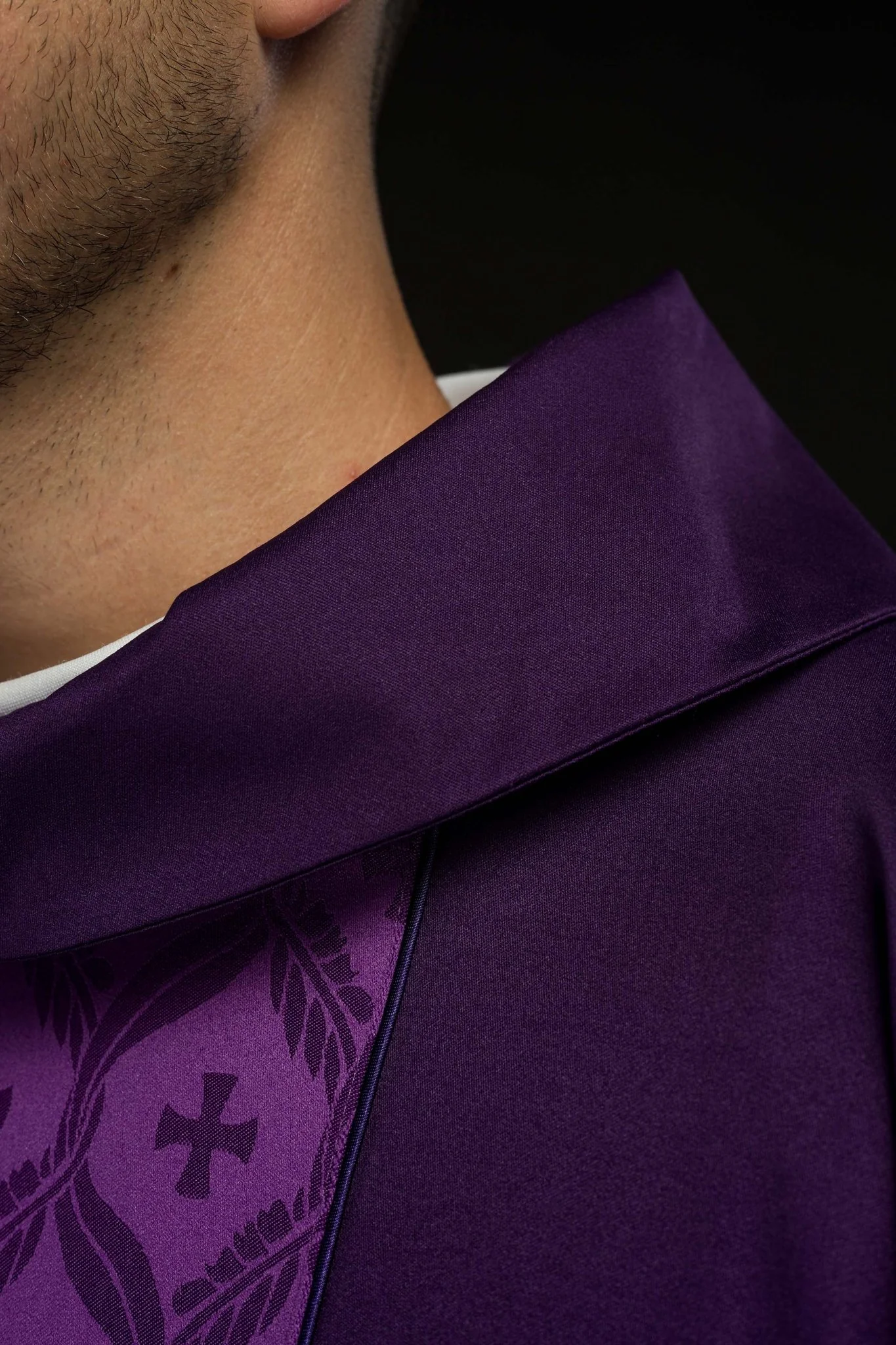 Purple Chasuble with Jacquard Orphrey Featuring Cross Motifs - Image 5