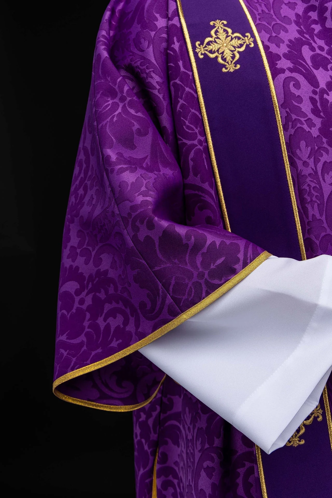 Purple dalmatic in jacquard with bands and embroidered gold crosses - Image 3
