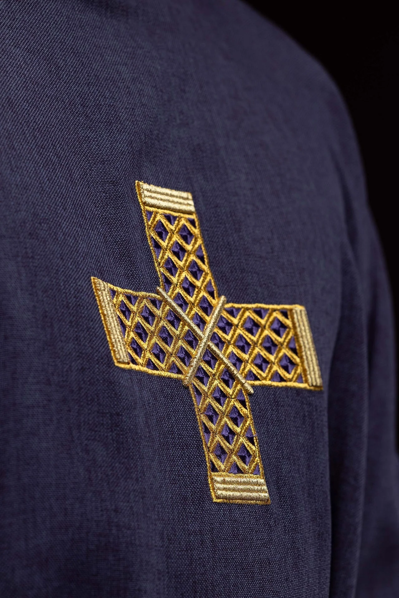 Purple dalmatic with embroidered crosses and collar - Image 4