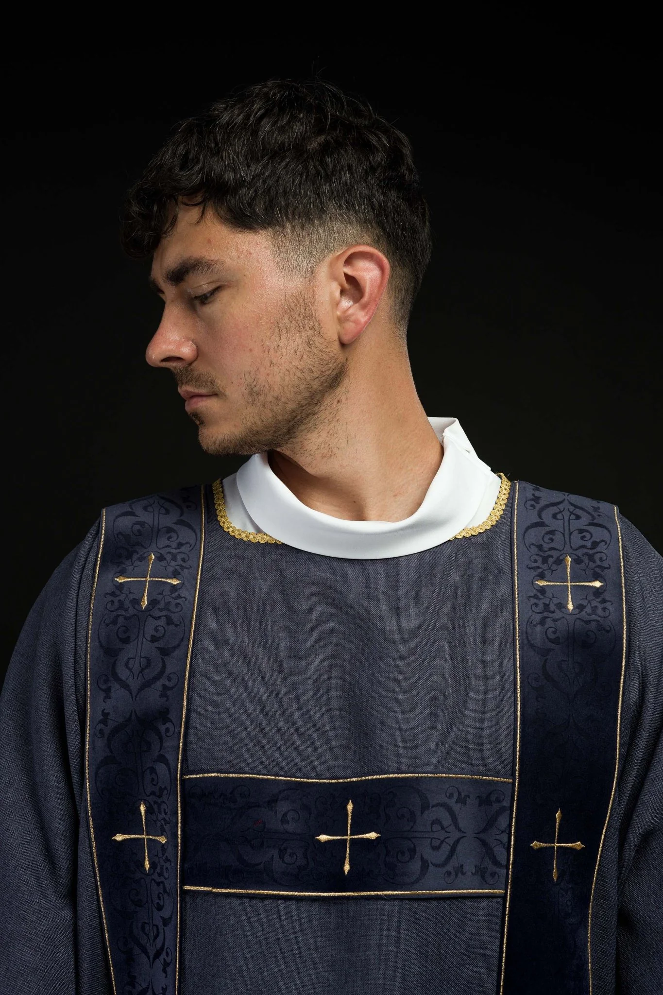 Purple dalmatic with velvet bands and embroidered golden crosses - Image 3