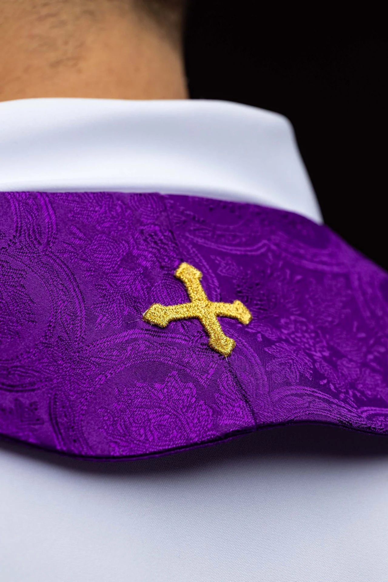 Purple jacquard stole embroidered with a cross motif - Image 6