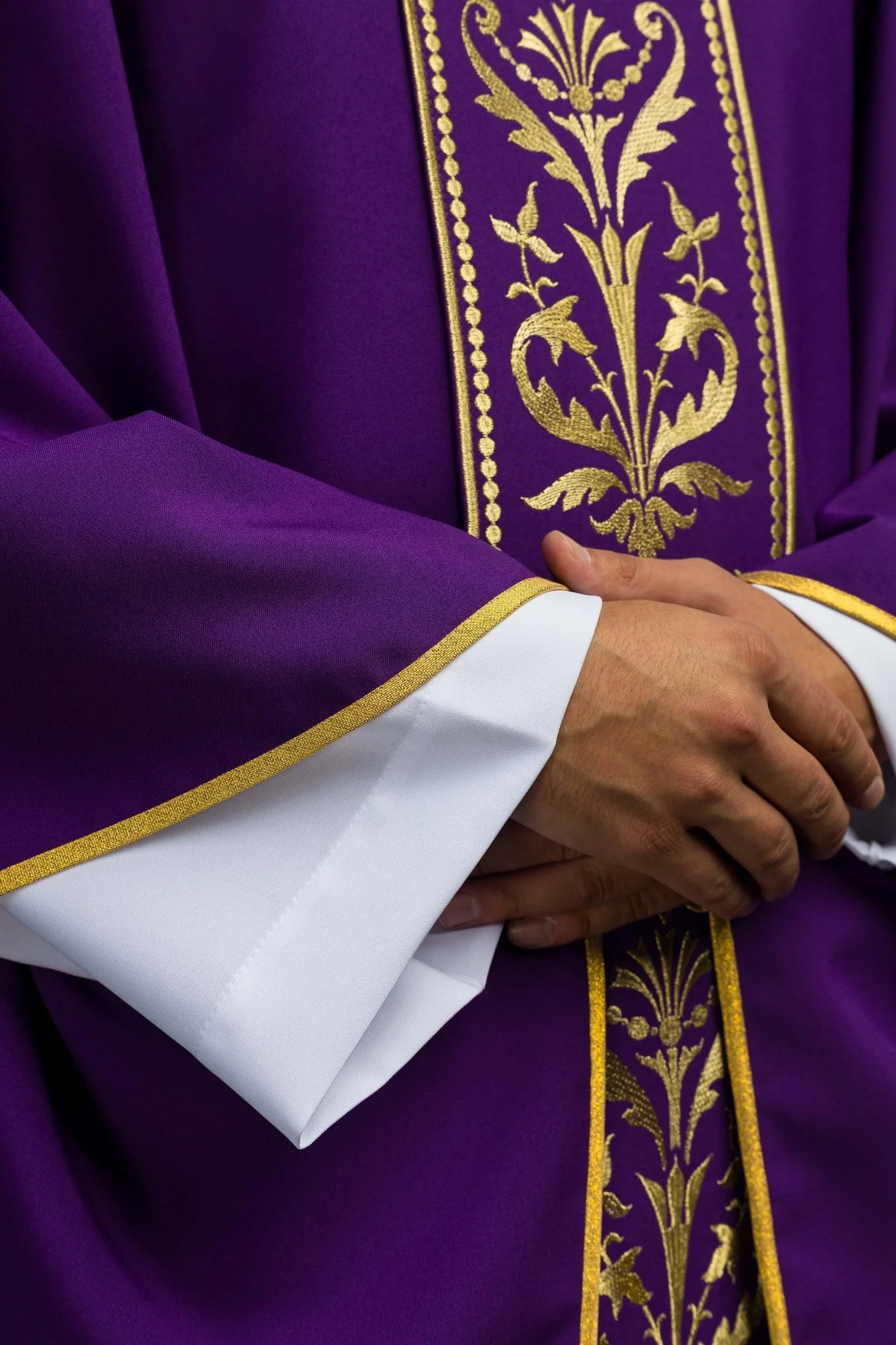 Purple liturgical chasuble decorated with a gold embroidered belt - Image 3
