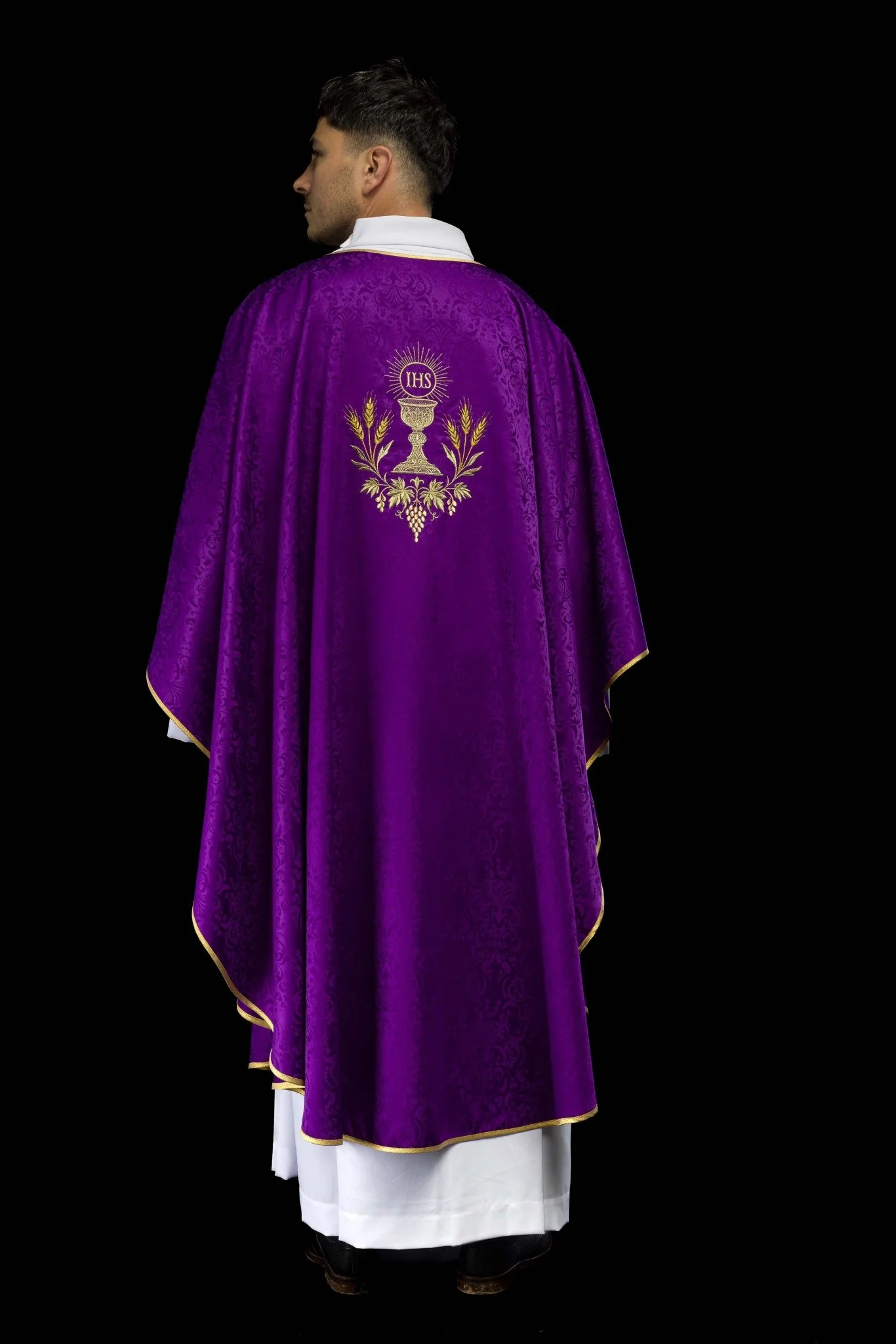 Purple liturgical chasuble with embroidered chalice and host on jacquard fabric - Image 8