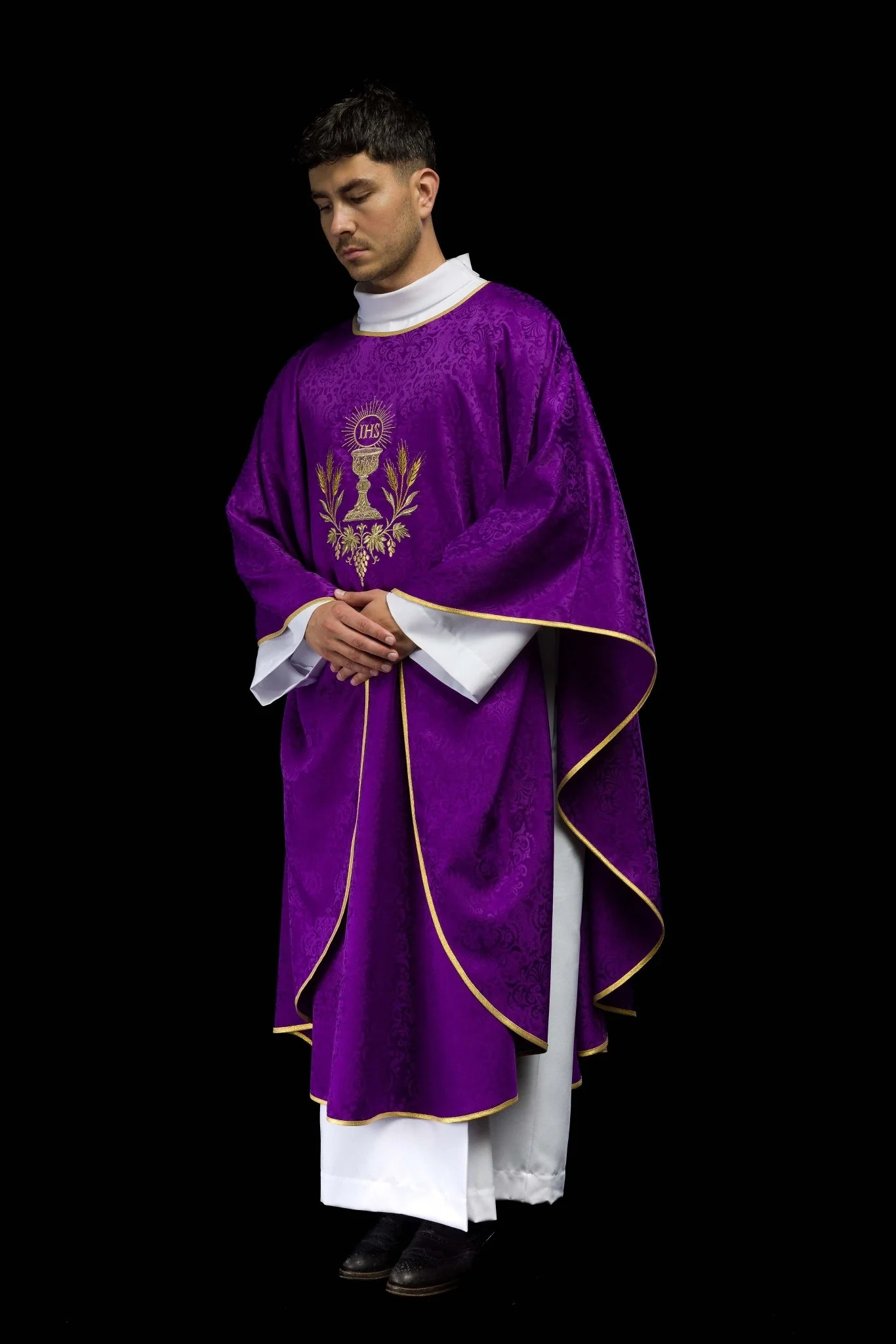 Purple liturgical chasuble with embroidered chalice and host on jacquard fabric - Image 9