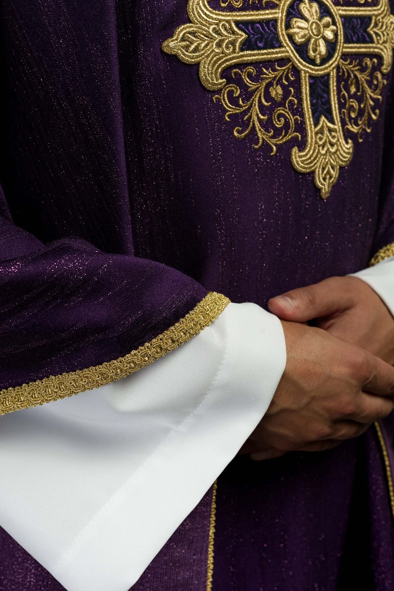 Purple Liturgical Chasuble with Embroidered Cross – Decorative Fabric - Image 4