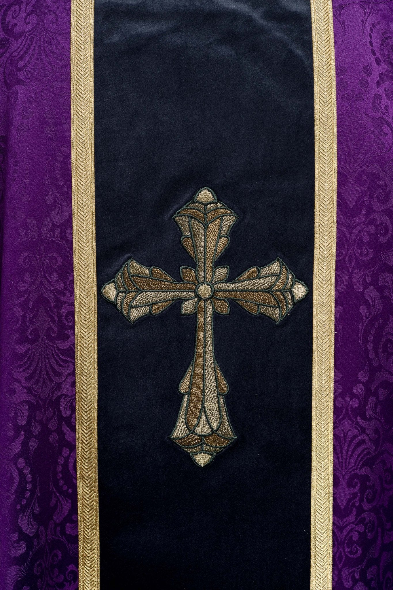 Purple liturgical chasuble with stole and cross embroidery on jacquard fabric - Image 4
