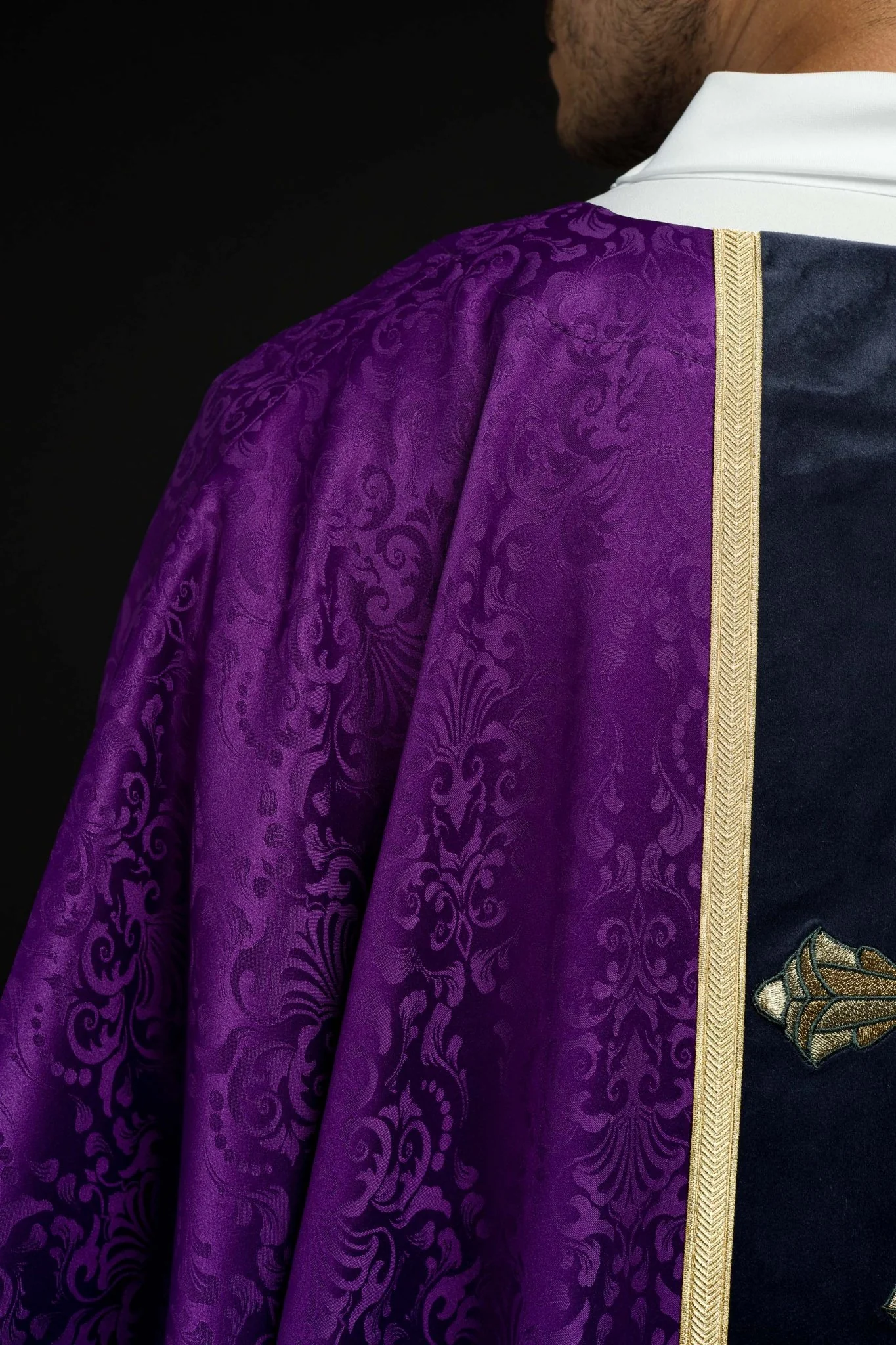 Purple liturgical chasuble with stole and cross embroidery on jacquard fabric - Image 6