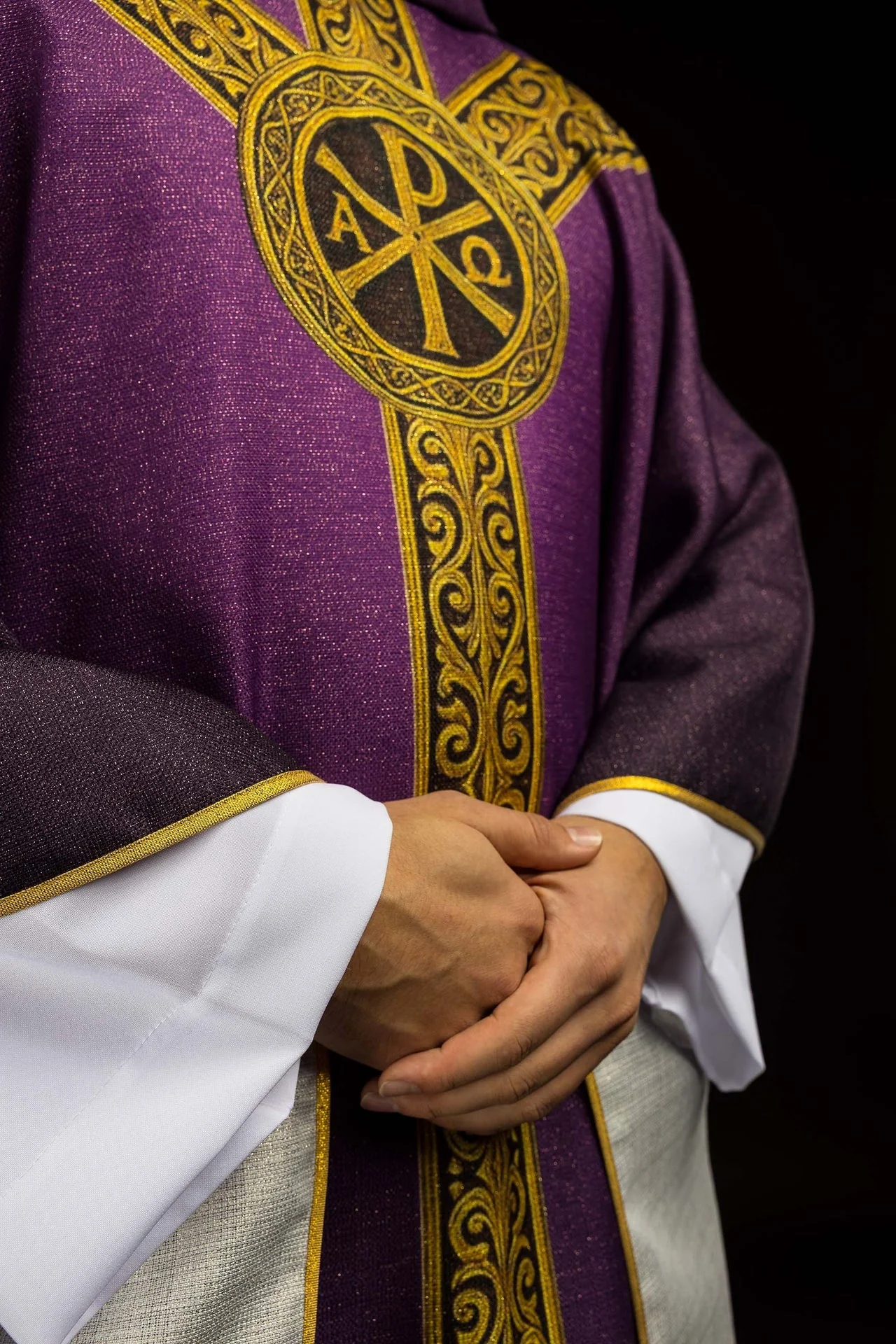 Purple printed Pax chasuble with rich gold ornamentation - Image 4