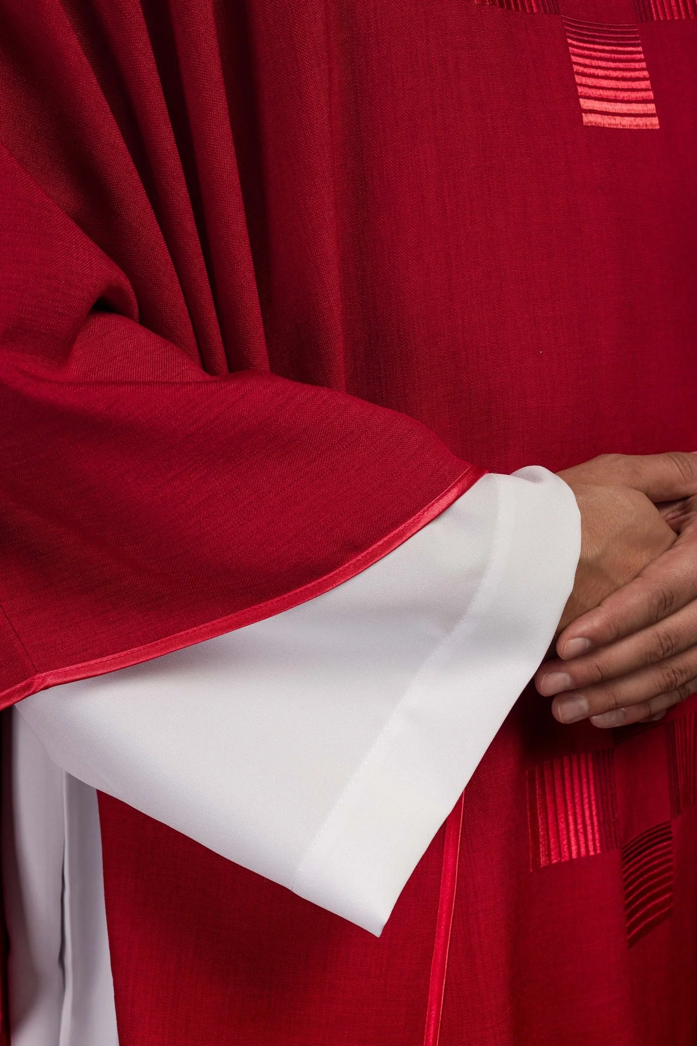 Red chasuble embroidered with crosse - Image 4