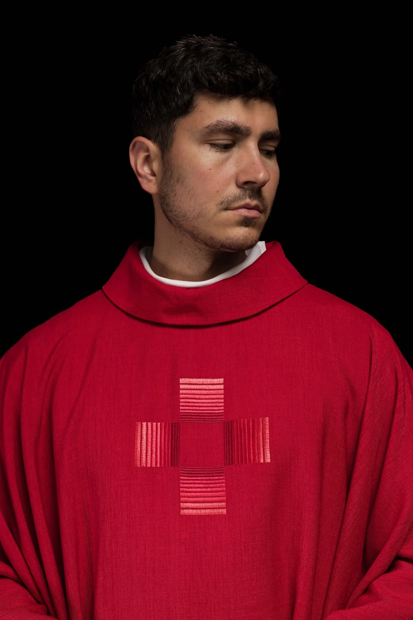 Red chasuble embroidered with crosse - Image 5