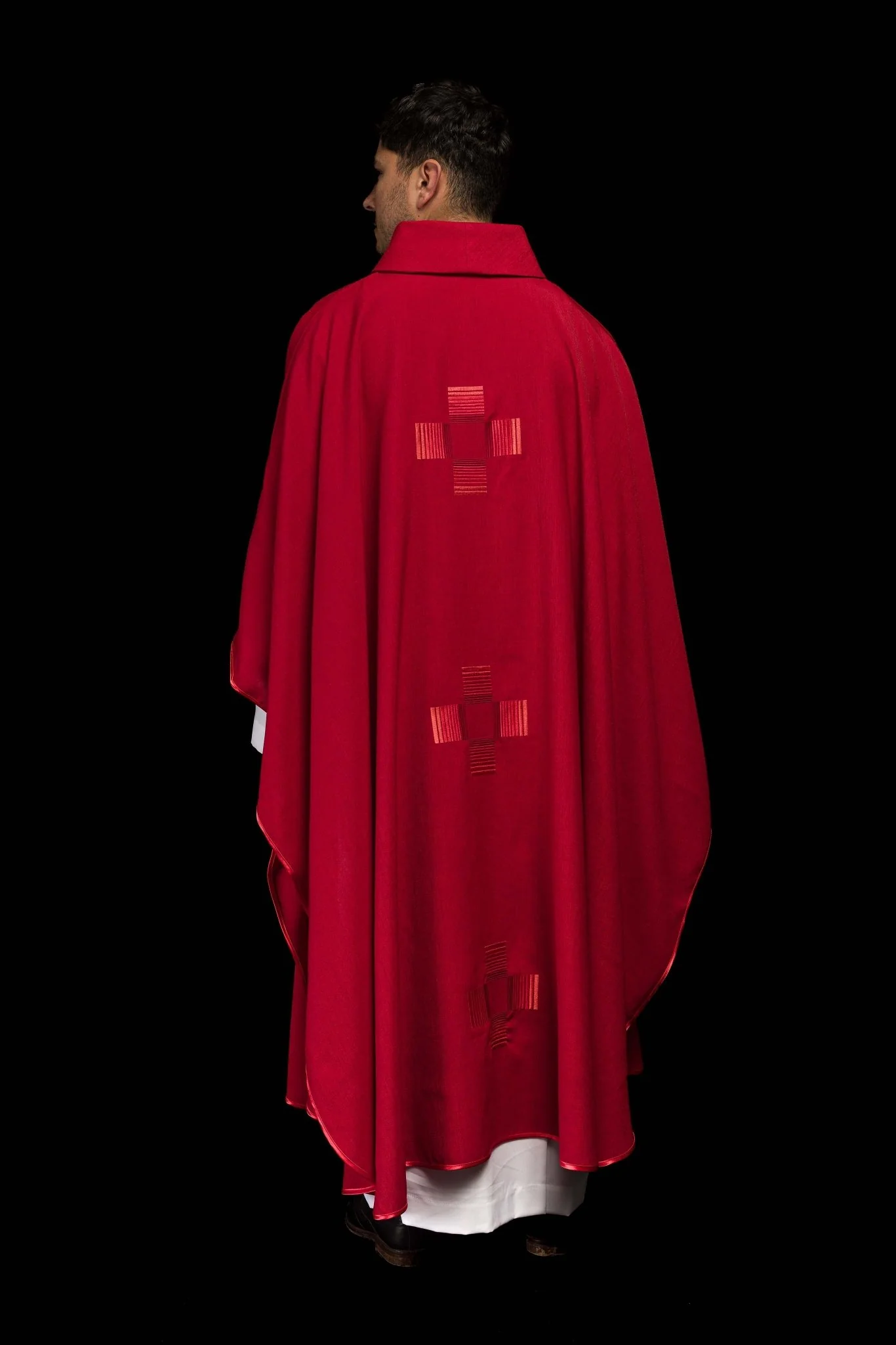 Red chasuble embroidered with crosse - Image 7