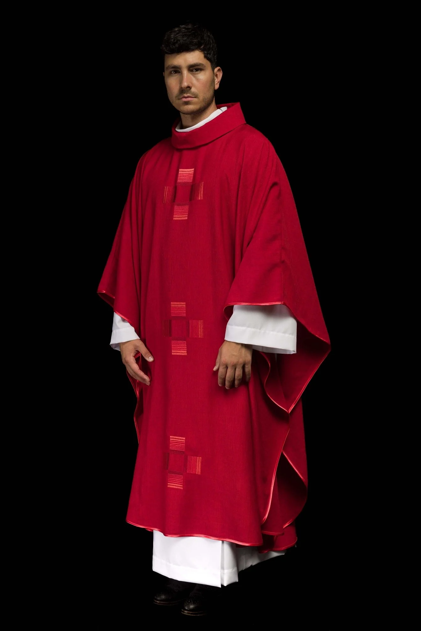 Red chasuble embroidered with crosse - Image 8