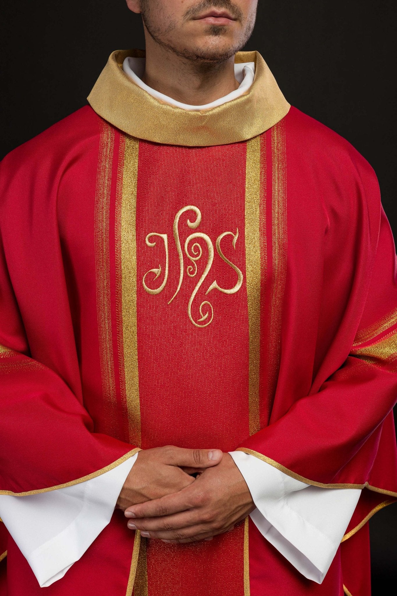 Red chasuble embroidered with IHS motif with gilding - Image 3