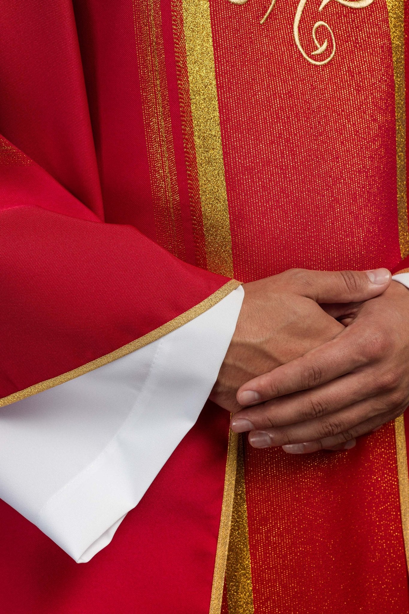Red chasuble embroidered with IHS motif with gilding - Image 4