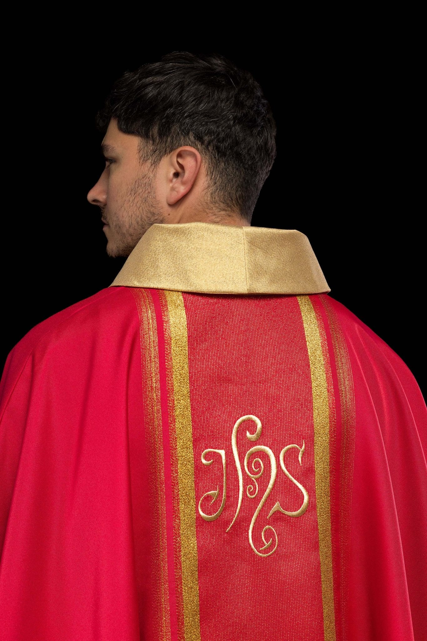 Red chasuble embroidered with IHS motif with gilding - Image 7
