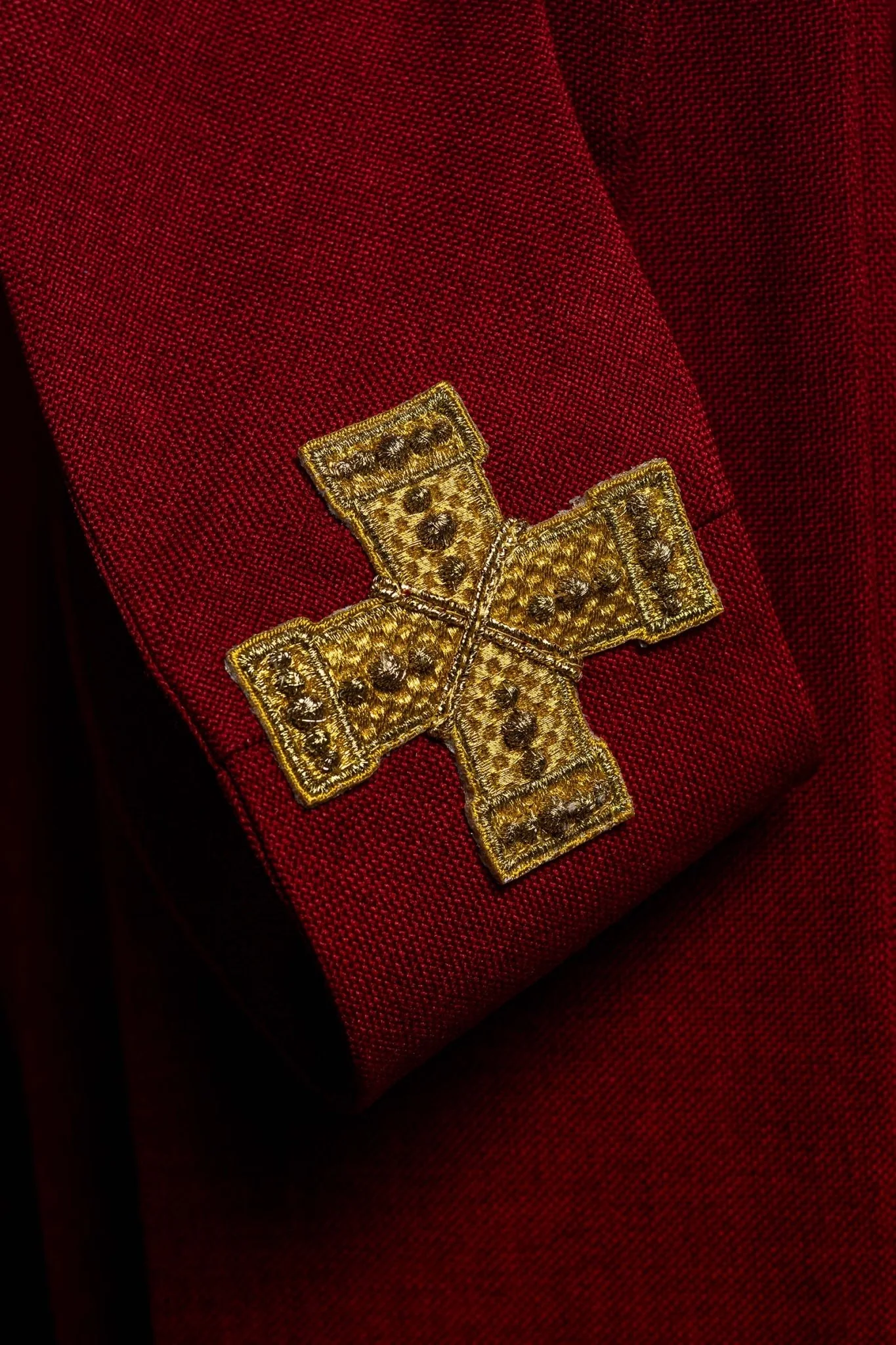 Red chasuble with an embroidered band of crosses - Image 6