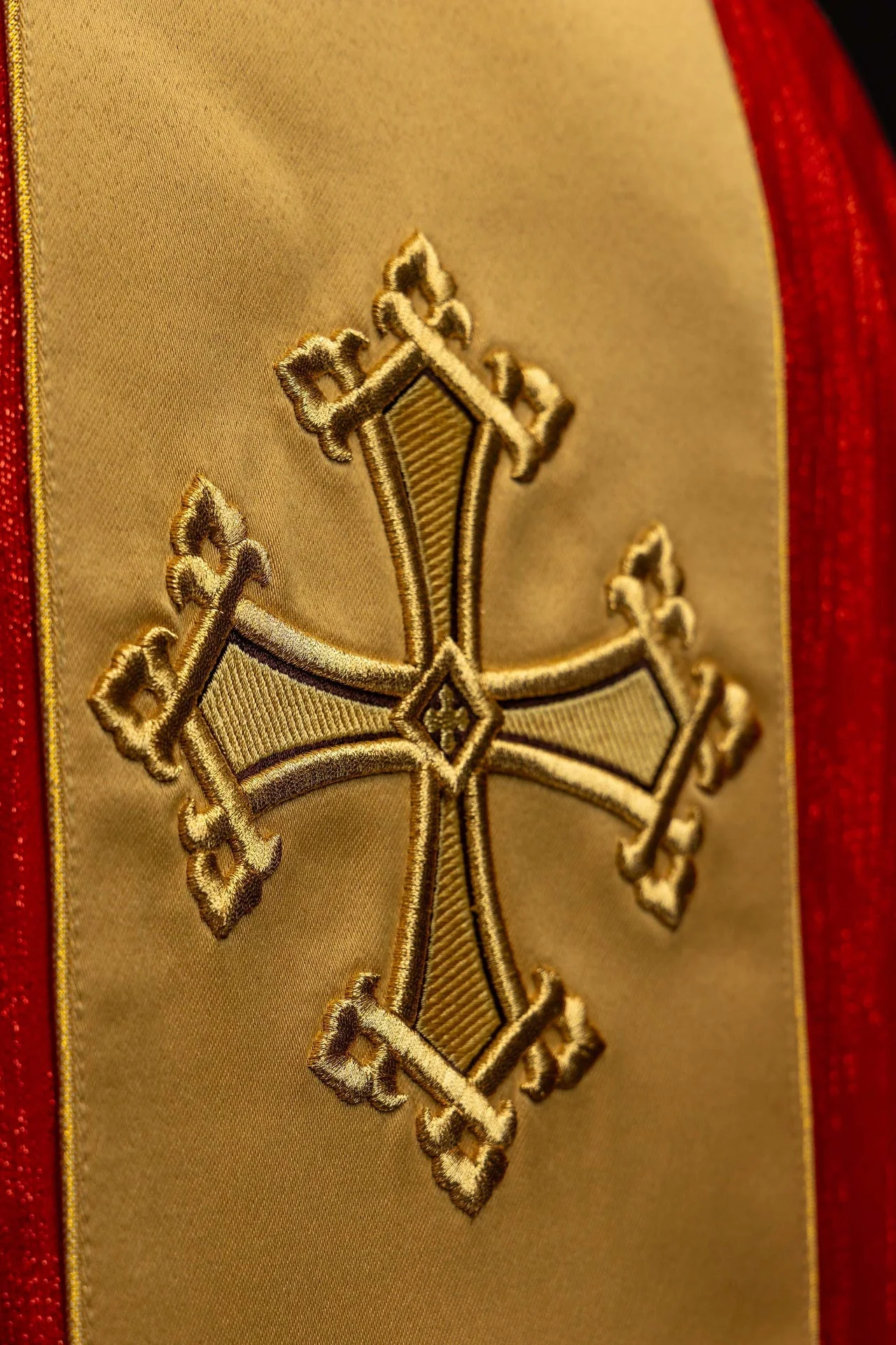 Red chasuble with an embroidered cross motif and a decorative fabric orphrey panel - Image 3