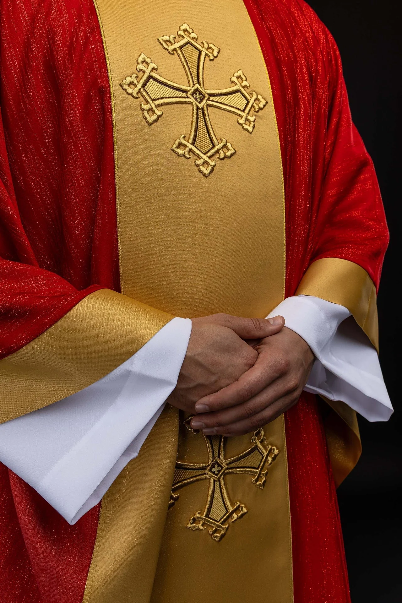 Red chasuble with an embroidered cross motif and a decorative fabric orphrey panel - Image 4