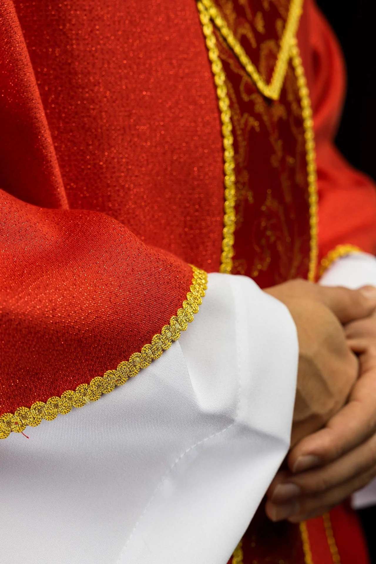 Red Chasuble with Cross Adorned with Jacquard Fabric - Image 5