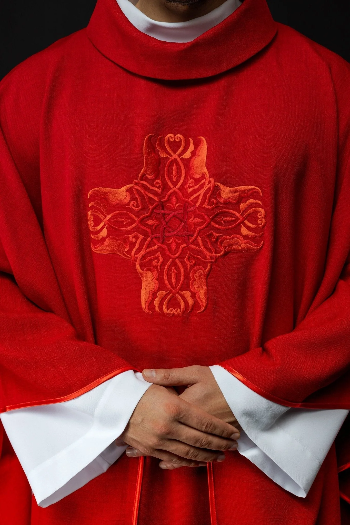 Red chasuble with Cross embroidery - Image 3