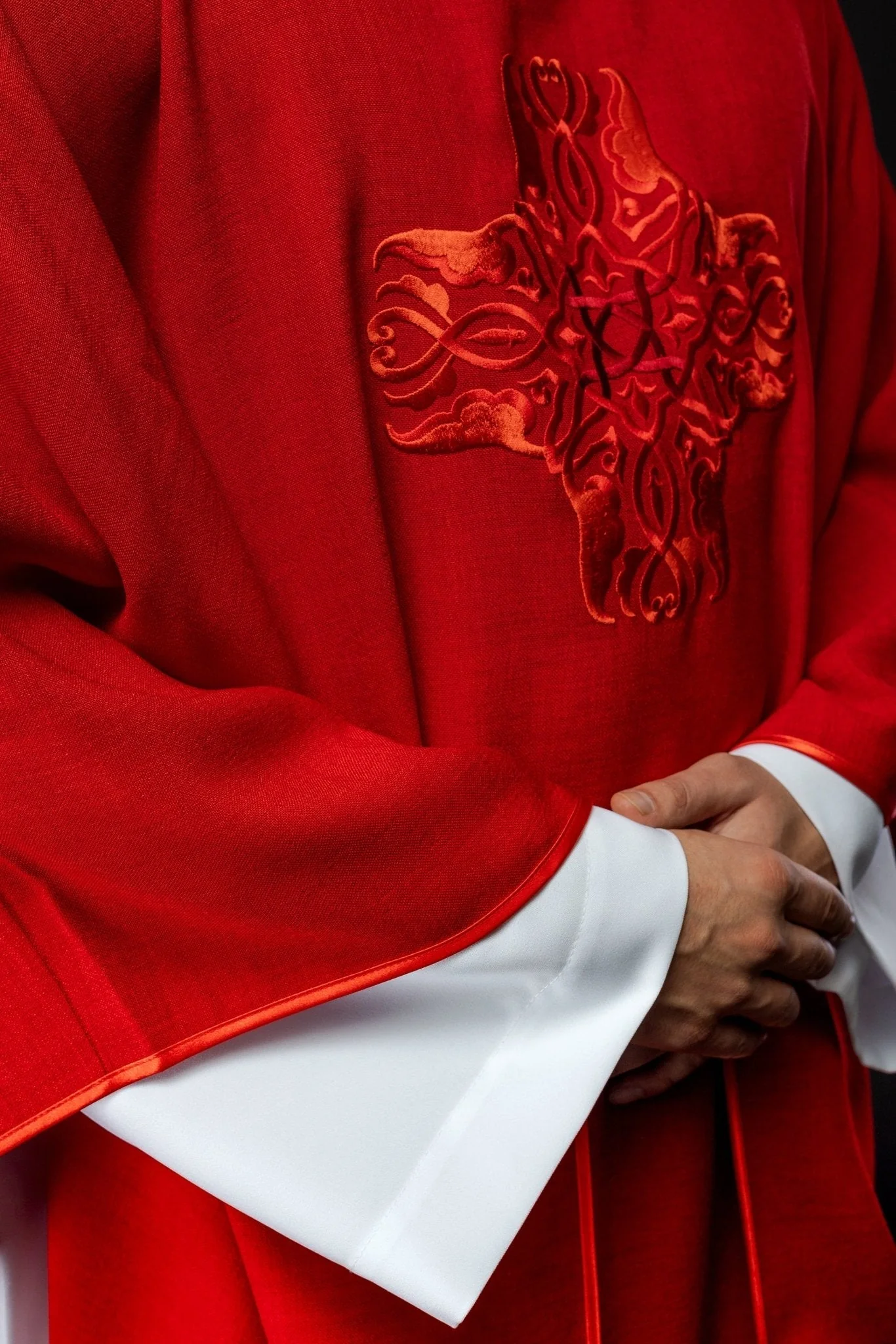 Red chasuble with Cross embroidery - Image 4
