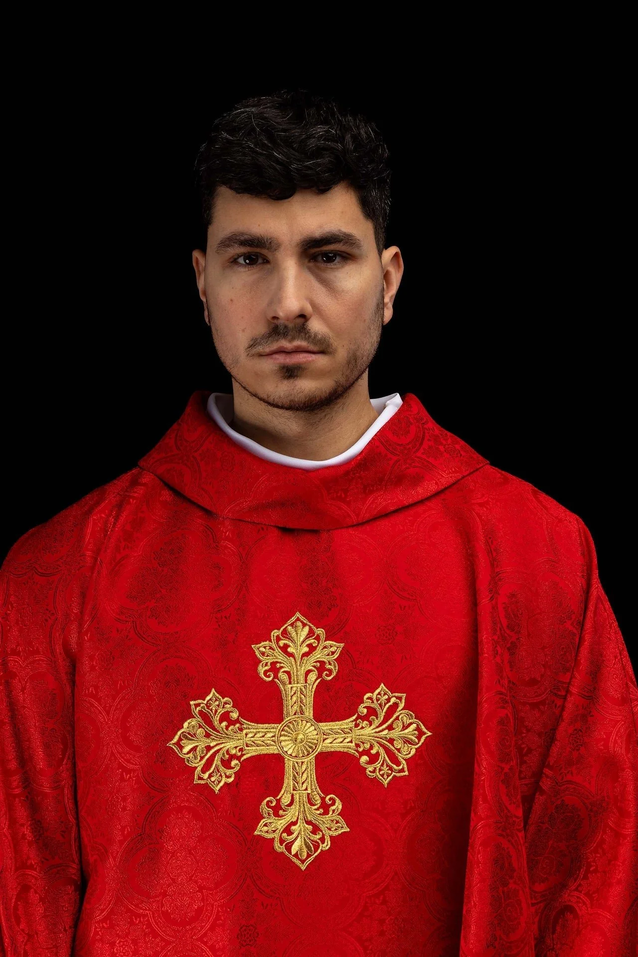 Red chasuble with cross jacquard fabric