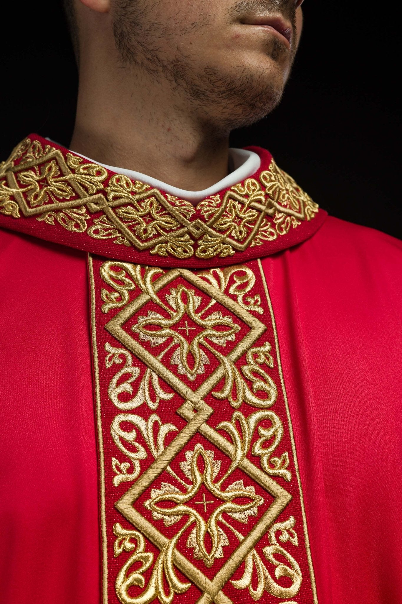 Red chasuble with embroidered collar - Image 3