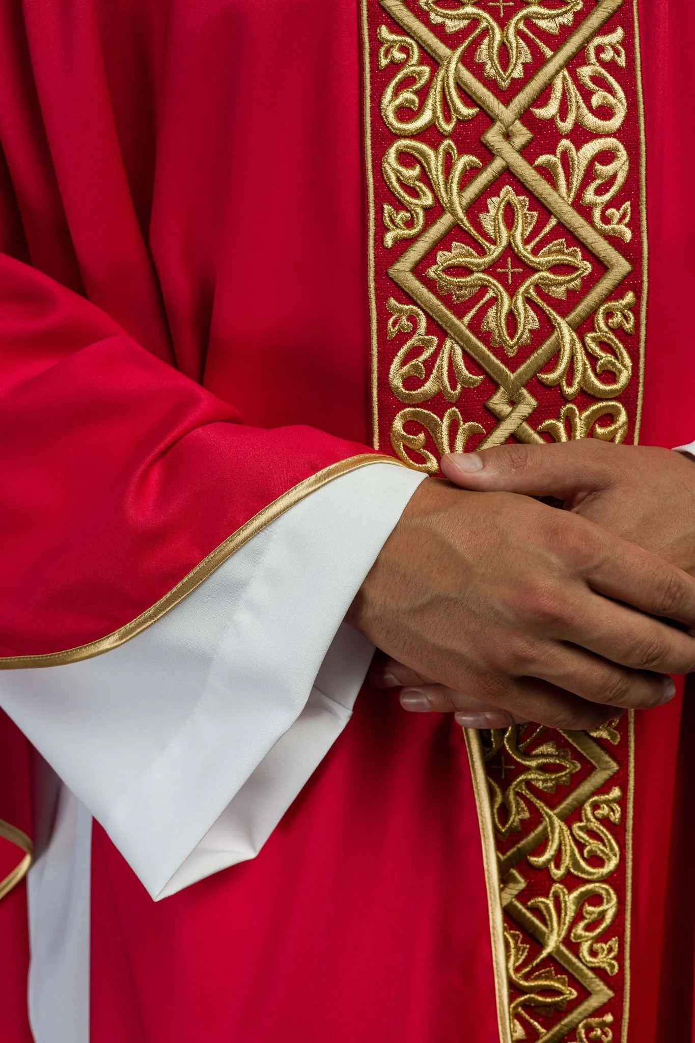 Red chasuble with embroidered collar - Image 5