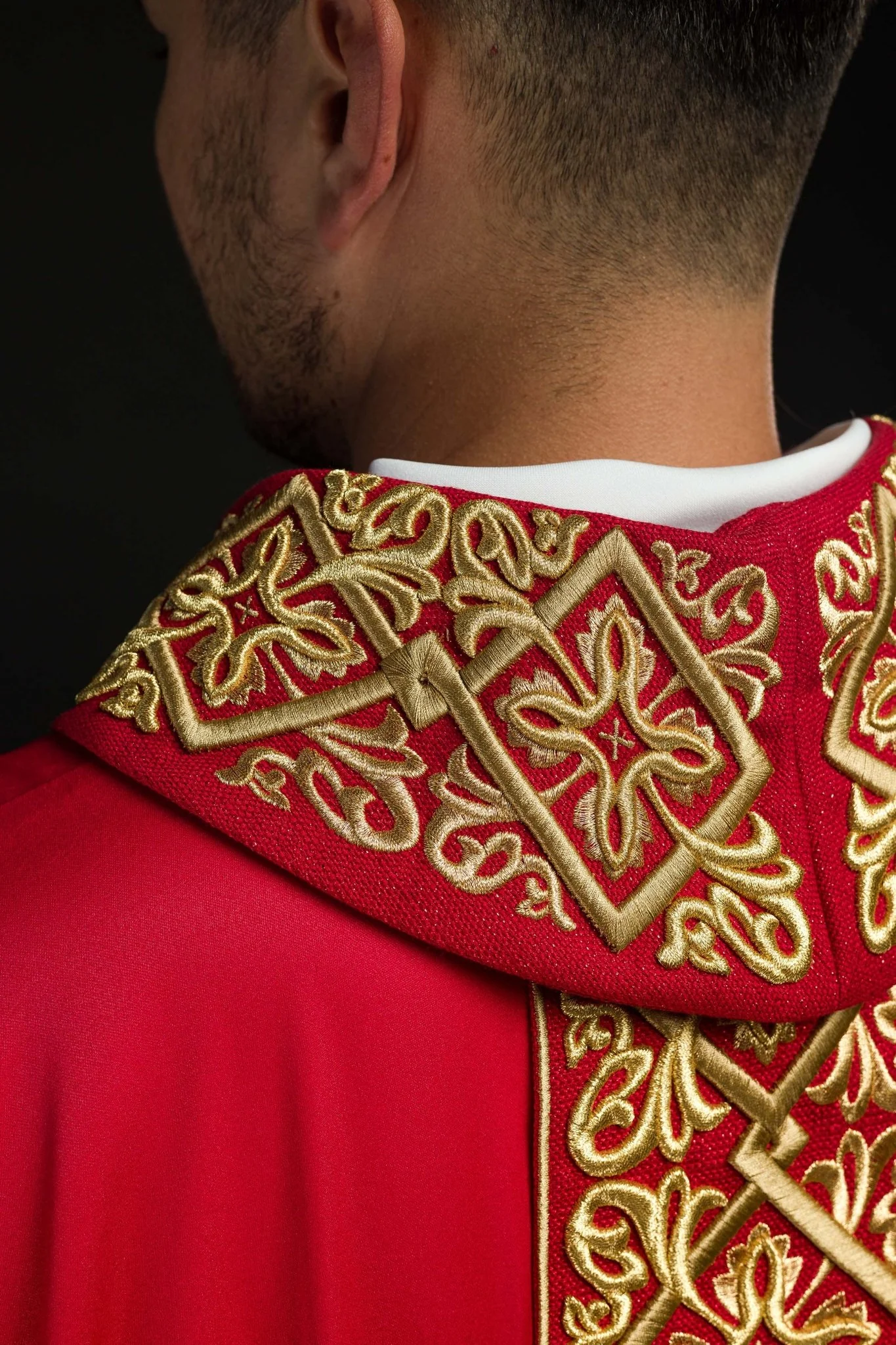Red chasuble with embroidered collar - Image 6