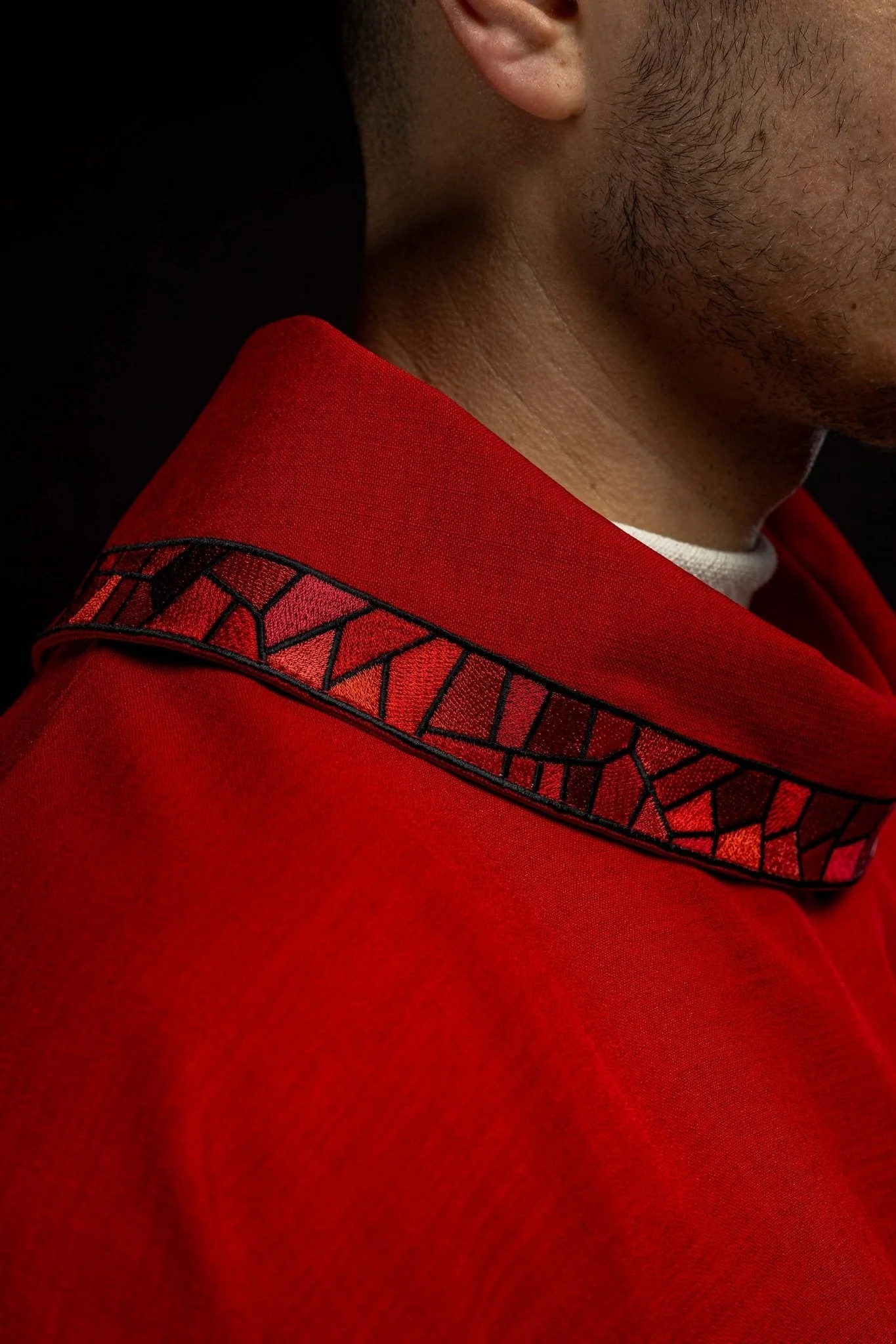 Red chasuble with embroidered mosaic cross - Image 3