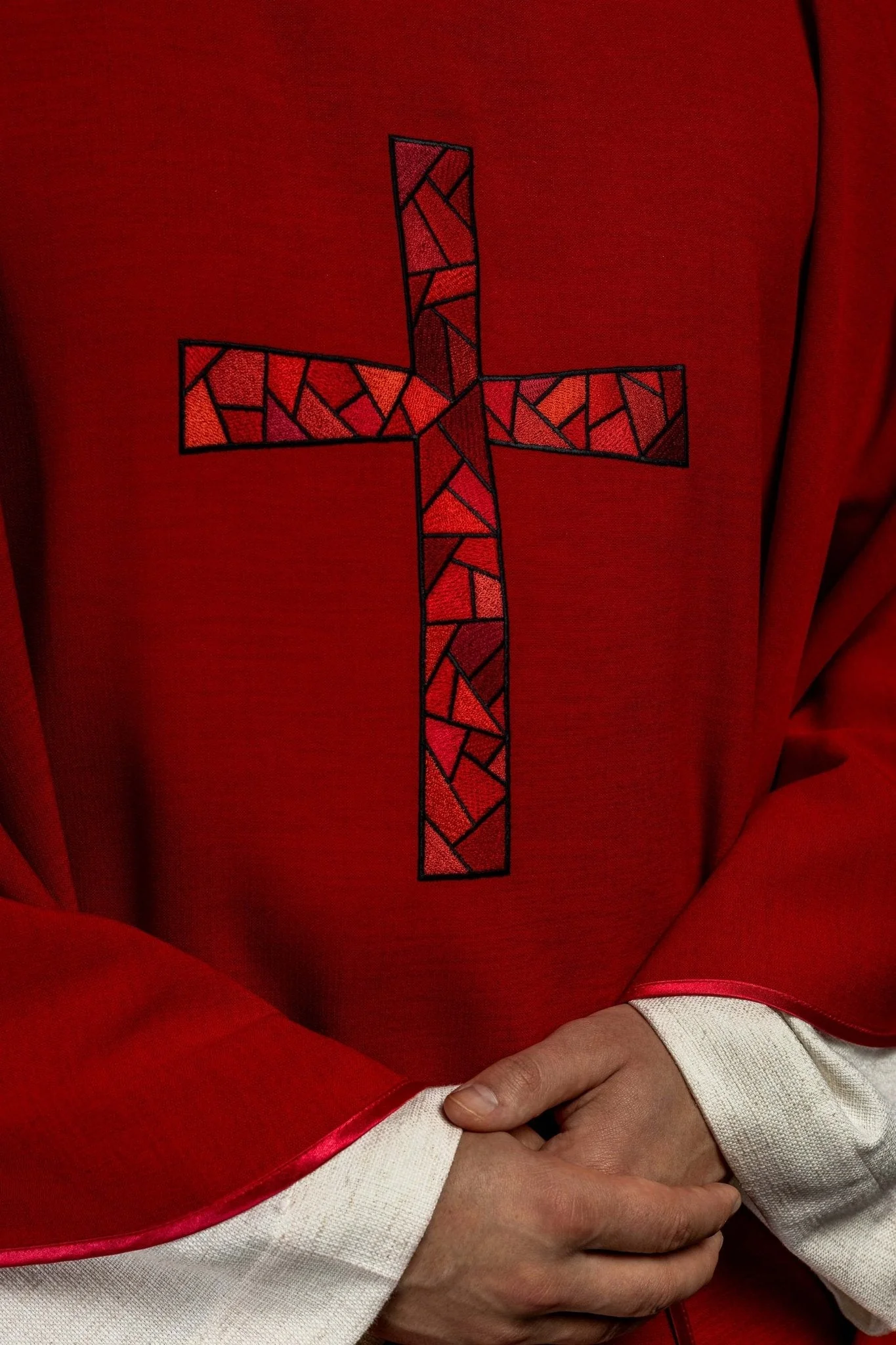 Red chasuble with embroidered mosaic cross - Image 4