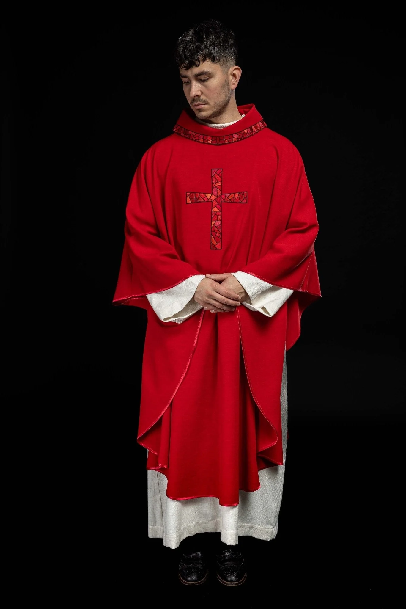 Red chasuble with embroidered mosaic cross - Image 8