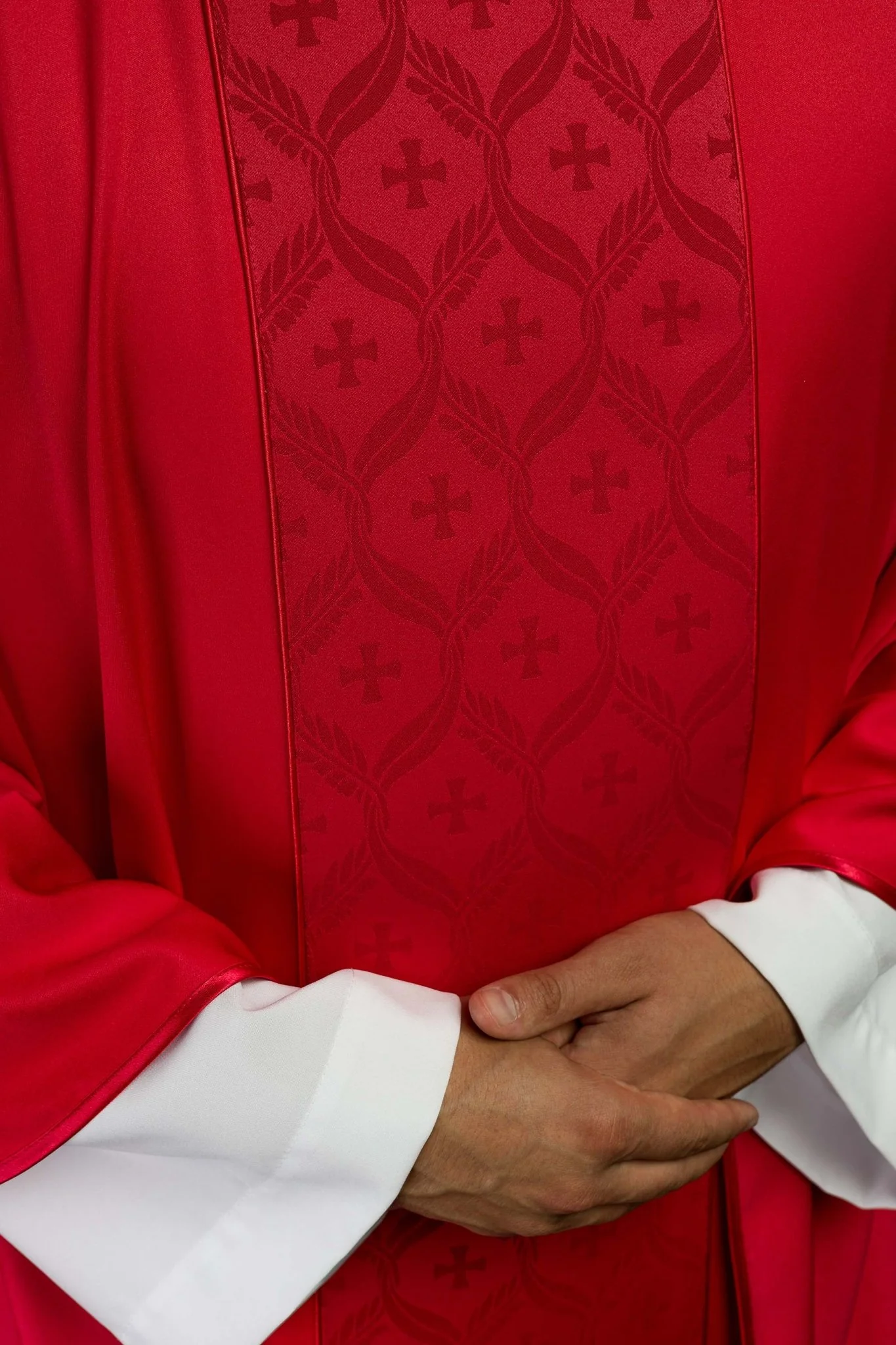 Red Chasuble with Jacquard Orphrey Featuring Cross Motifs - Image 3