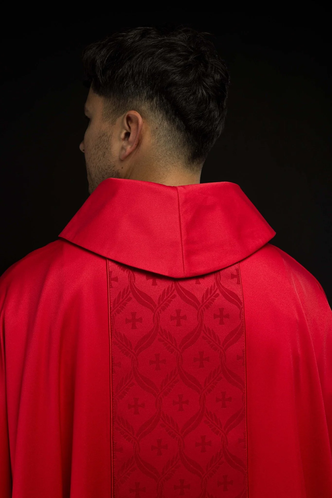 Red Chasuble with Jacquard Orphrey Featuring Cross Motifs - Image 6