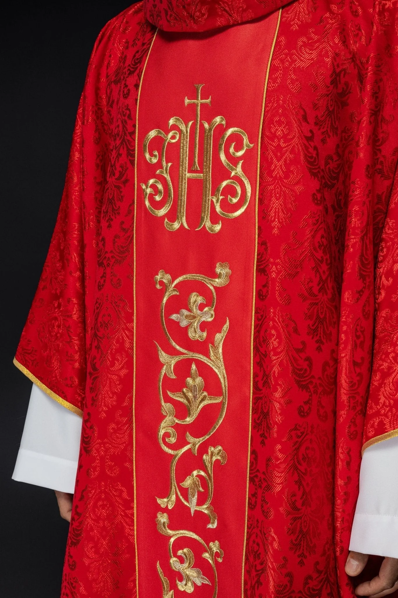 Red chasuble with JHS motif made of decorative texture - Image 3