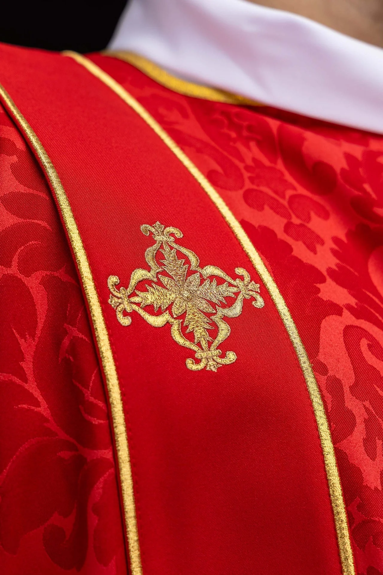 Red dalmatic in jacquard with bands and embroidered gold crosses - Image 3