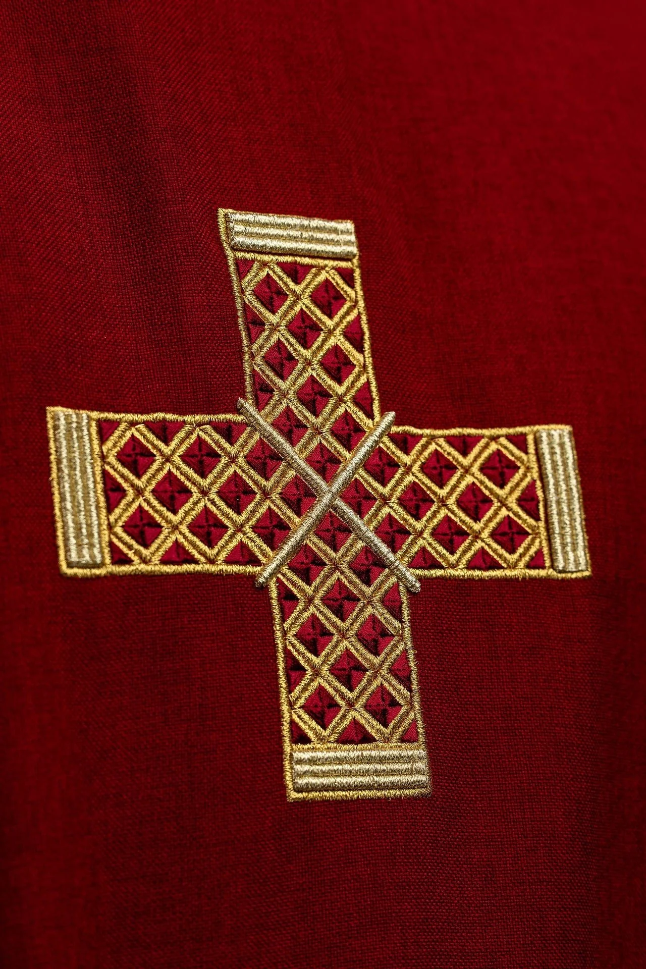 Red dalmatic with embroidered crosses and a collar - Image 3