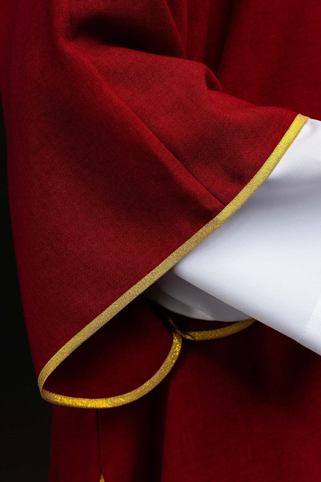 Red dalmatic with embroidered crosses and a collar - Image 4