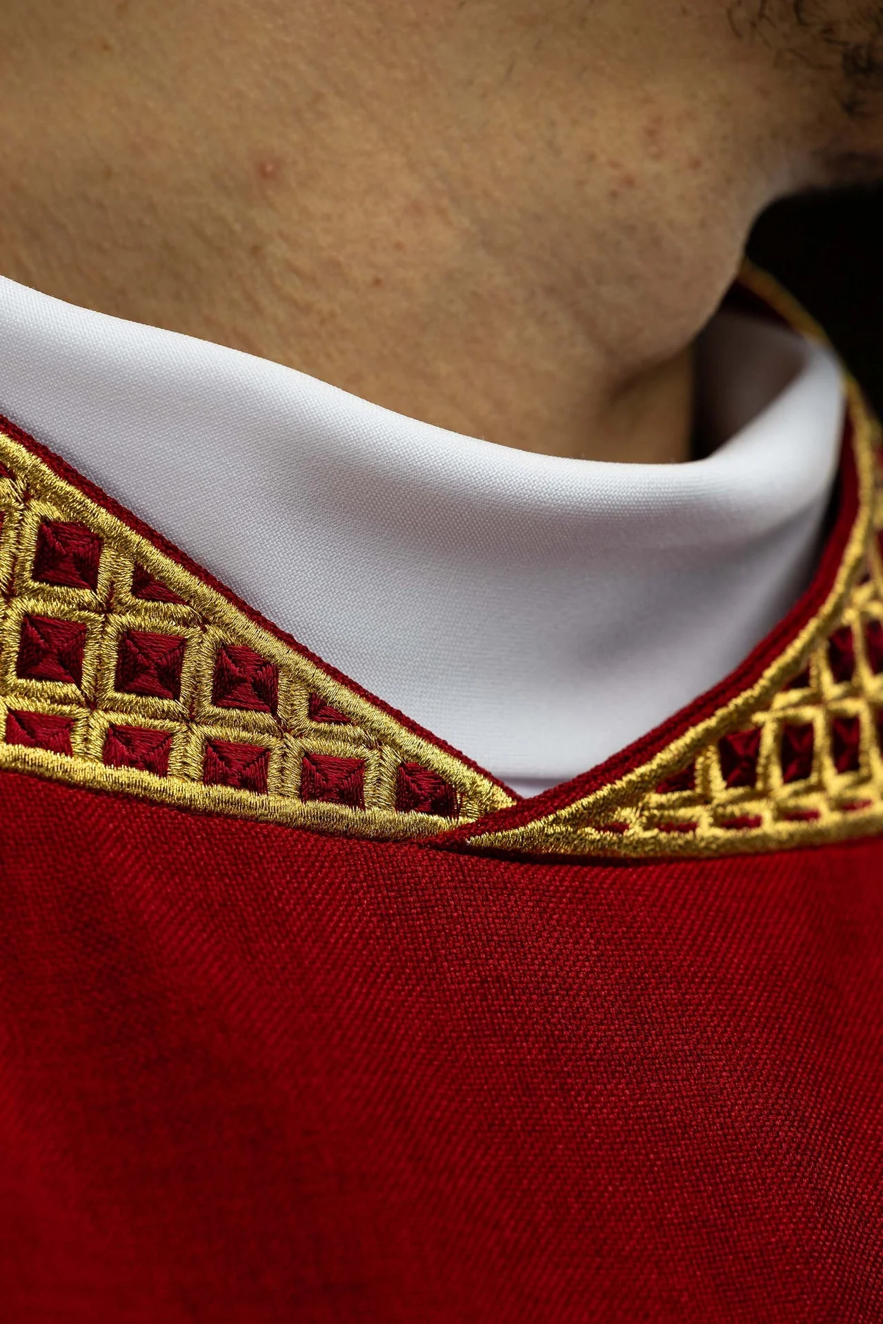 Red dalmatic with embroidered crosses and a collar - Image 6