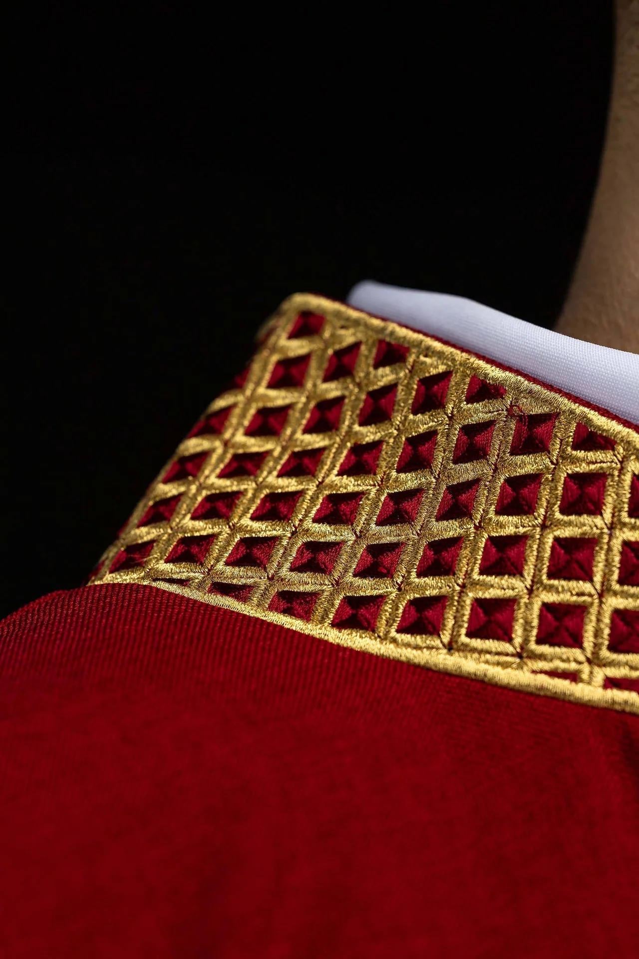 Red dalmatic with embroidered crosses and a collar - Image 7