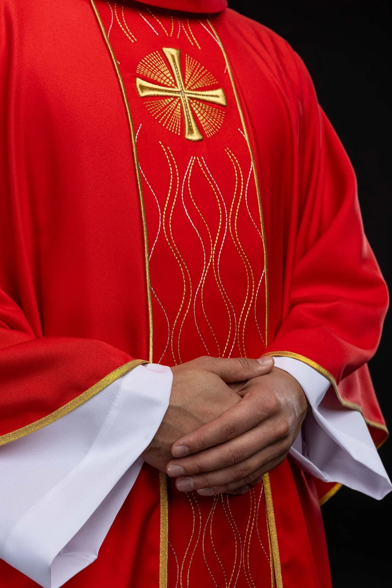 Red embroidered chasuble with a cross - Image 5