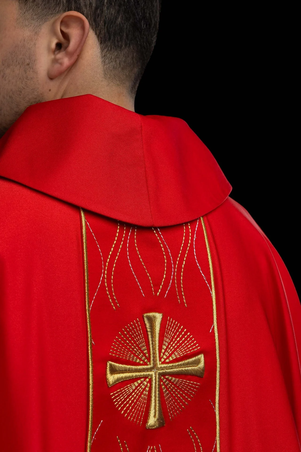 Red embroidered chasuble with a cross - Image 6
