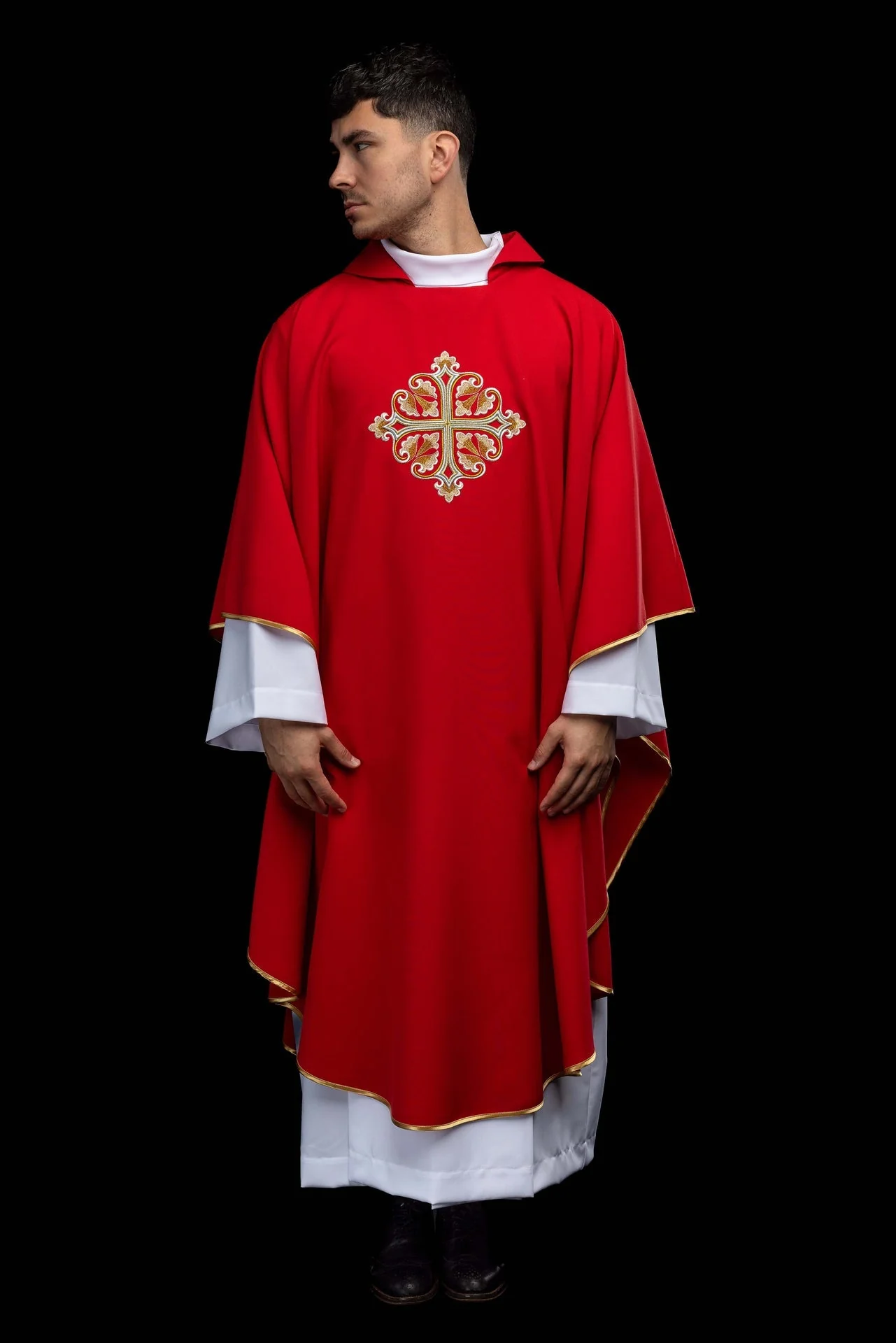 Red embroidered chasuble with an ornate cross and a wide collar - Image 2