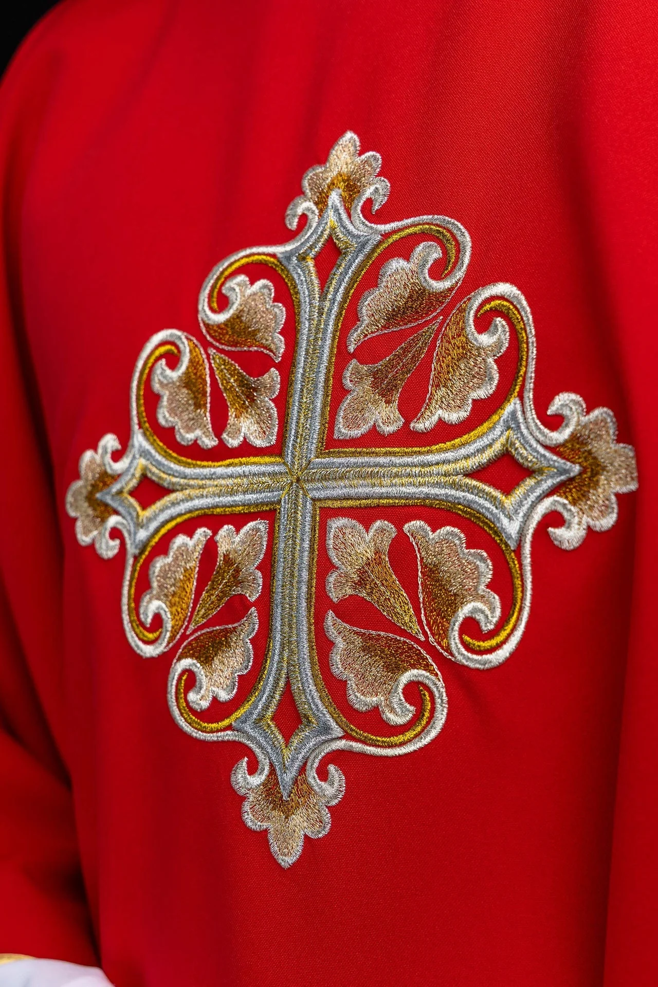 Red embroidered chasuble with an ornate cross and a wide collar - Image 3