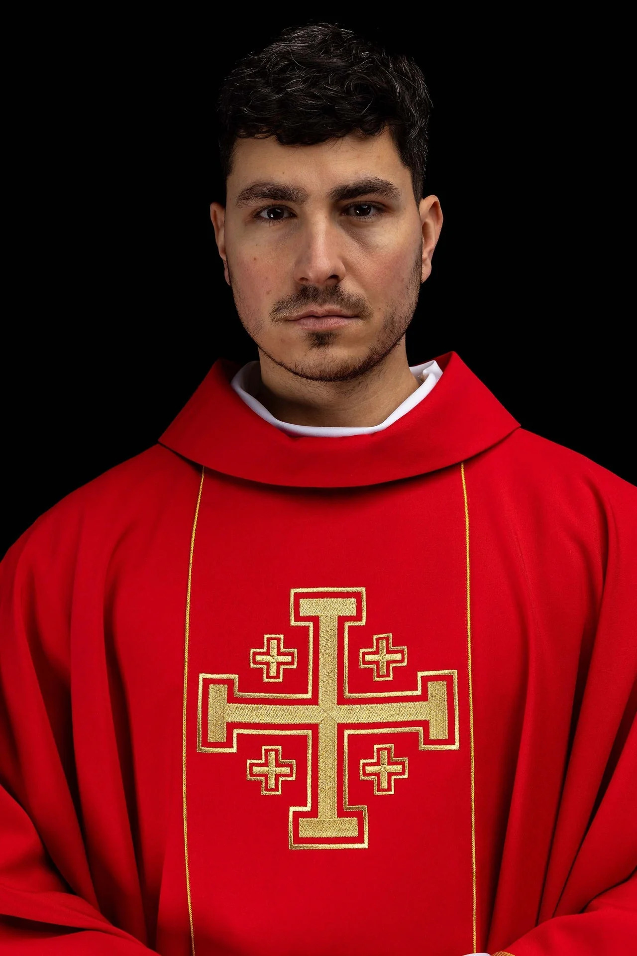 Red embroidered chasuble with band and Jerusalem crosses - Image 2